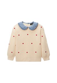 Pull en tricot crème avec de petits motifs de cœurs rouges et un col Peter Pan bleu à volants, manches longues et poignets et ourlet côtelés.