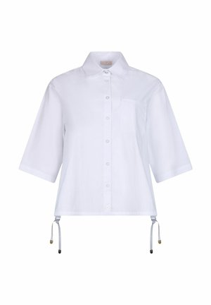 Fehér rövid ujjú, galléros, gombos ing mellzsebbel és állítható húzózsinórokkal az alján, egyszínű háttér előtt.
