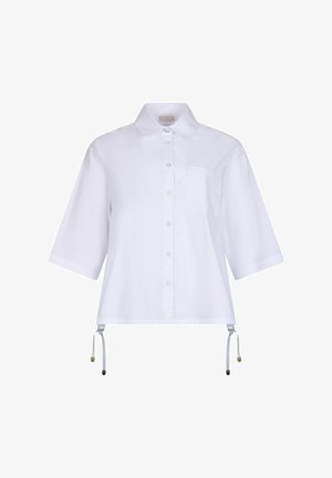 Fehér rövid ujjú, galléros, gombos ing mellzsebbel és állítható húzózsinórokkal az alján, egyszínű háttér előtt.