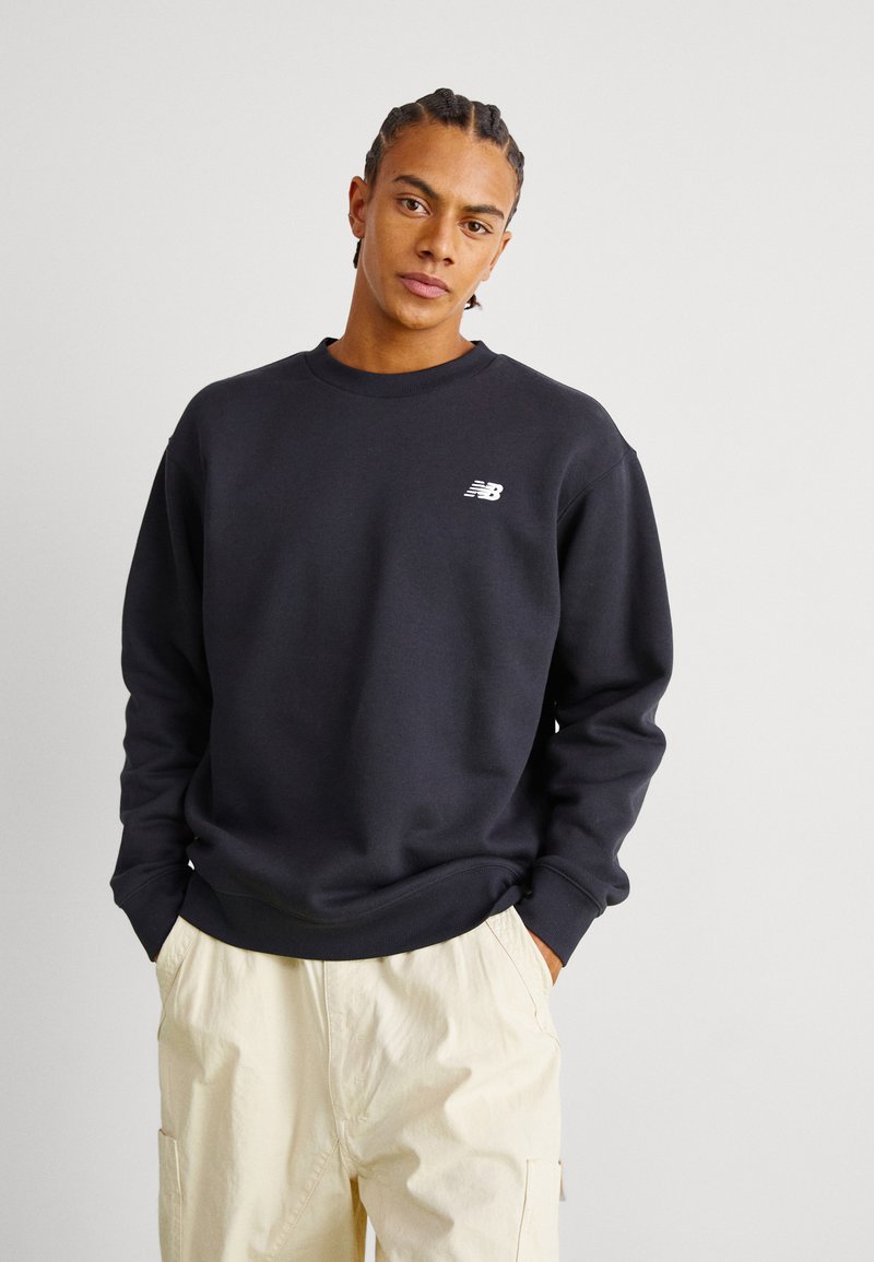 New Balance - SPORT ESSENTIALS SMALL LOGO BRUSHED CREW - Sweatshirt - black, Vergrößern