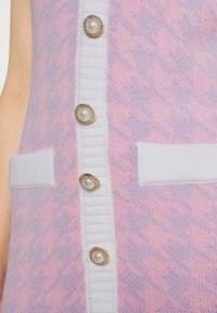 Gilet lavorato a maglia in rosa pastello e lilla, con patta bianca, tessuto testurizzato e bottoni decorativi con dettagli in perla.