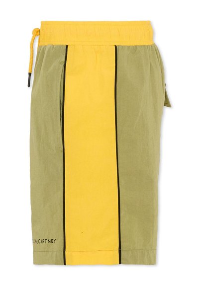 Pantaloncini verdi e gialli con vita elasticizzata, caratterizzati da strisce nere sui lati e una tasca applicata sul fianco. Realizzati in tessuto leggero.