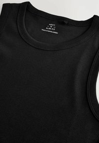 Schwarzes Trägershirt aus geripptem Stoff mit Slim-Fit-Schnitt. Verfügt über einen runden Halsausschnitt und flache Nähte für eine glatte Verarbeitung.