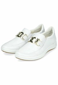 Weiße Leder-Slipper mit glatter Oberfläche, runder Zehenpartie und goldener Kettenakzent am Riemen. Gummisohle für guten Halt.