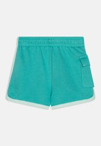 Shorts de sport turquoise avec une taille élastique, une poche latérale et un liseré vert clair contrastant le long des bords. Fabriqués en matériau doux.