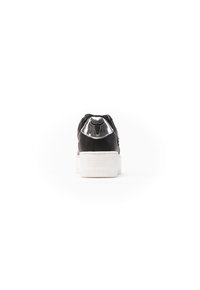 Sneaker in pelle verniciata nera con suola a piattaforma bianca, caratterizzata da un accento lucido sul tallone e un design con punta rotonda.