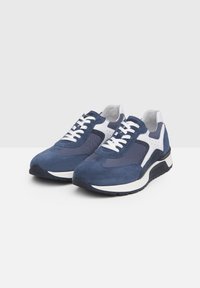 Scarpe sportive blu realizzate in suede e mesh, con una chiusura a lacci bianchi e una suola in gomma prominente con una finitura testurizzata.