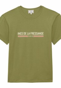 T-shirt en coton vert olive à manches courtes, col rond, avec le texte "INES DE LA FRESSANGE PARIS" en blanc et accents rouges.