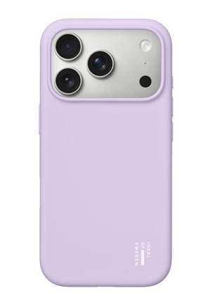 Coque de smartphone violet clair couvrant un téléphone avec triple caméra arrière et flash, estampillée "Ideal of Sweden" en texte blanc.