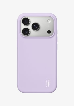 Custodia per smartphone di colore viola chiaro che copre un telefono con tripla fotocamera posteriore e un flash, con il marchio "Ideal of Sweden" in testo bianco.