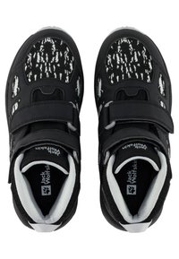 Scarpe nere con una tomaia in rete a pattern bianco e nero testurizzato, dotate di due cinturini aderenti regolabili in velcro e un'imbottitura interna comoda.