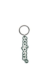 Llaver os de goma verde con la palabra "scalpers" en letras blancas en negrita, unido a un anillo de metal plateado. Incluye un detalle de calavera.