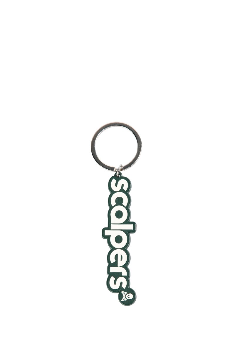 Llaver os de goma verde con la palabra "scalpers" en letras blancas en negrita, unido a un anillo de metal plateado. Incluye un detalle de calavera.