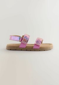 Sandali rosa con due cinghie metalliche e una fibbia alla caviglia, caratterizzati da una finitura testurizzata rosa e viola, su una suola marrone chiaro con un motivo maculato.