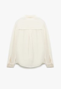 Langærmet off-white skjorte med rygstykke, plissering, knapmanchetter og rund nederkant, vist fladt mod en hvid baggrund.