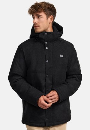 Chaqueta acolchada negra con tejido texturizado, cierre de botones y capucha. Cuenta con bolsillos laterales y un parche de logo en el pecho.