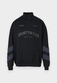 Felpa nera a mezza zip con testo e logo "SPORTSWEAR", strisce grigie sulle maniche, polsini a costine e colletto alto.