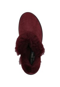 Bordeaux farvet ruskinds slippers med fuzzy faux fur kant, rund tå, blødt indre for og en fleksibel sål. Logo synligt på indersålen.