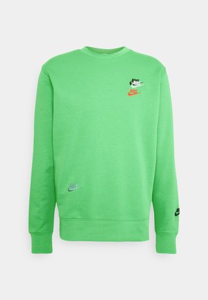Sudadera verde de forro polar, con cuello redondo, puños acanalados y tres detalles de logotipo en varios colores en la parte delantera.