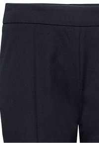 Pantalon noir sur mesure avec une texture lisse, doté d'une ceinture plate et de coutures latérales, conçu pour une coupe élégante.