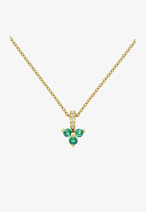 Collar de cadena de oro con un colgante de tres piedras redondas de esmeralda verde y un enganche de oro con pequeños diamantes claros.