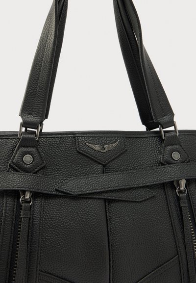 Μαύρη δερμάτινη τσάντα χειρός με υφή στην επιφάνεια, διαθέτει δύο επάνω χειρολαβές, κομψά φερμουάρ και διακοσμητικό έμβλημα με φτερά στο μπροστινό μέρος.