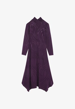 Vestido largo morado de manga larga con cuello alto, con un patrón ondulado y una silueta en A, hecho de una tela texturizada.