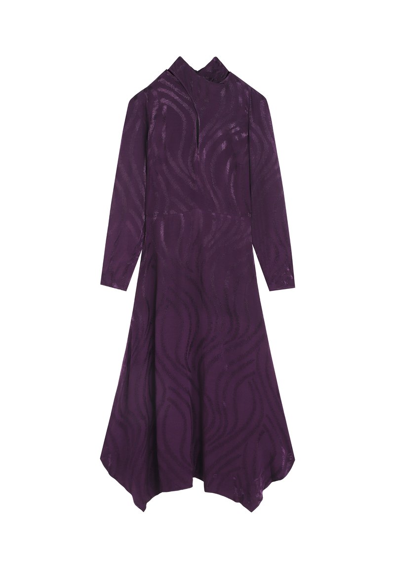 Vestido largo morado de manga larga con cuello alto, con un patrón ondulado y una silueta en A, hecho de una tela texturizada.