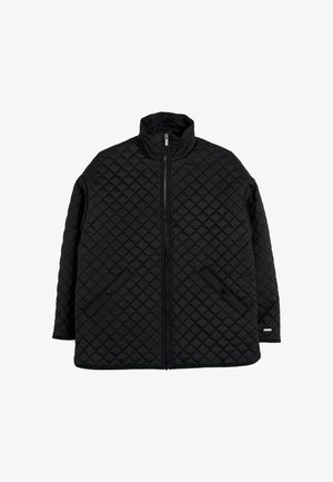 Giacca nera trapuntata con colletto alto, zip frontale e due tasche laterali; presenta un motivo a rombi e una texture liscia.