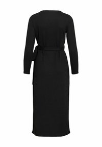 Robe noire à manches longues avec un col rond et une taille ceinturée, présentant une silhouette droite et un ourlet à hauteur des genoux. Tissu doux et texturé.