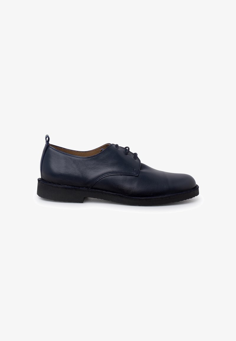 Chaussure habillée noire en cuir pour homme, à lacets, avec un bout arrondi et un petit talon, vue de profil sur fond blanc.