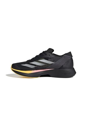 Schwarzer Laufschuh mit grauen Streifen, gelben und pinkfarbenen Akzenten in der Zwischensohle und einer dicken schwarzen Sohle, von der Seite auf weißem Hintergrund gezeigt.