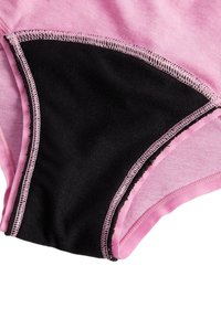 Caleçon noir et rose avec un design sans couture, ornée de surpiqûres roses le long des bords et d'une texture en coton douce.