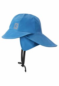 Blå vattentät hatt med bred skärm, hakrem och en flik baktill för solskydd. Har en grå logotyp framtill.