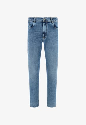Jean en denim bleu clair à coupe droite, avec fermeture à boutons, passants pour ceinture, poches avant et arrière, présenté sur un fond blanc.