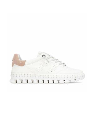 Zapatilla baja blanca con lengüeta en talón de ante color tostado, paneles laterales perforados y suela gruesa segmentada con ranuras profundas.