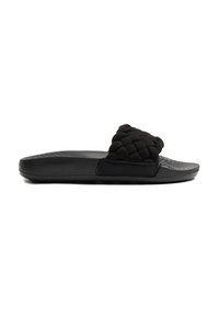 Chancla negra con una tira acolchada y acolchada, y una suela de goma texturizada para mayor agarre. Diseño elegante y minimalista.