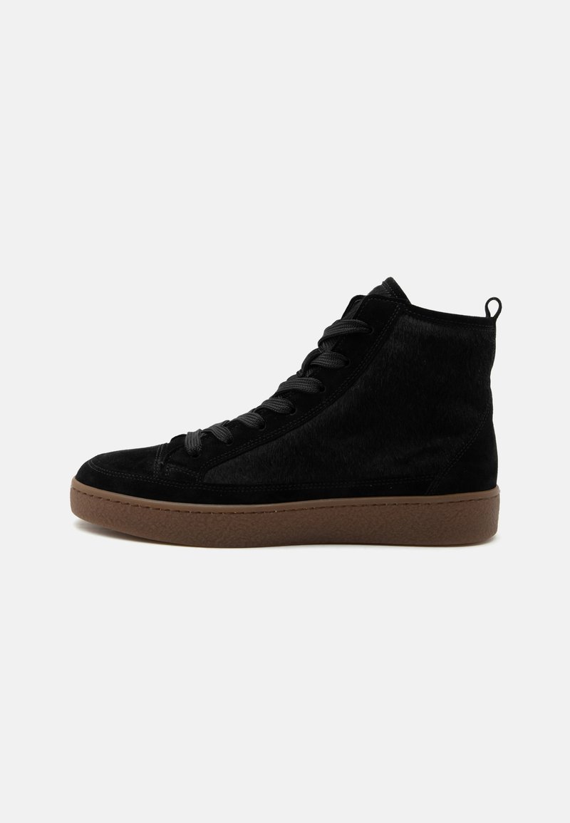 Μαύρο sneaker ψηλού τύπου με υφή σουέτ, μαύρα κορδόνια και καφέ λαστιχένια σόλα σε απλό λευκό φόντο.