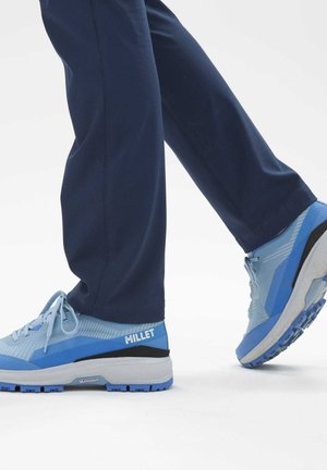 WANAKA - Chaussures de running sur route - blue