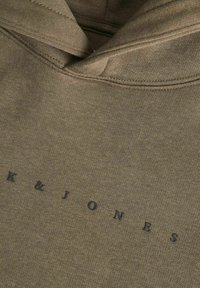 Sudadera color oliva hecha de una mezcla de algodón. Presenta un bolsillo tipo canguro, puños acanalados y un logo en relieve "K & JONES" en el frente.