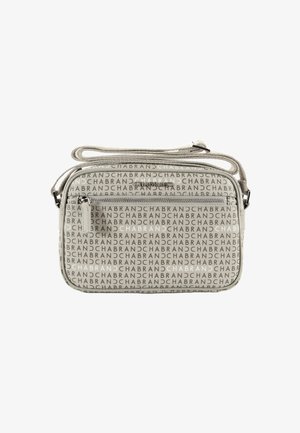 Sac bandoulière gris avec motif logo en repetition, poche avant zippée, sangle réglable et texture lisse. Design rectangulaire compact.