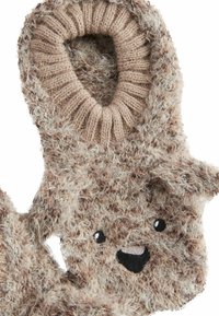 Mitză tricotată maro, cu o textură pufoasă, formă rotundă, zonă de degete deschidă și un design cu fața unui urs, cu ochi și gură brodate.