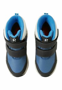 Niebiesko-czarne buty za kostkę z paskami na rzepy. Tkanina o fakturze, wyściełany kołnierz, biała podeszwa i logo na języku.