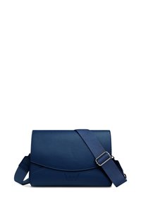 Námořnická modrá kožená kabelka přes rameno s nastavitelným textilním popruhem, s hladkým povrchem, klopou a razítkovaným logem.