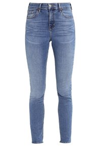 Jeans de mezclilla azul de corte slim con cintura alta, cierre frontal de botón y cremallera, y diseño de cinco bolsillos.