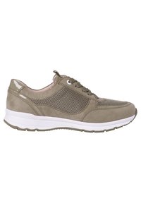 Ljusbrun sneaker med mocka- och meshpaneler, vit sula, snörning fram och en liten dragflik på hälen mot en vit bakgrund.