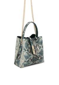 Maža rankinė su mėlynos ir pilkos spalvos gyvatės odos raštu, auksinės spalvos grandinėlės dirželiu, viršutine rankena ir priekyje esančiu auksinės spalvos užsegimu.