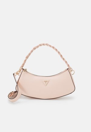 Hellrosa Leder-Umhängetasche mit geflochtenem Griff, goldfarbenen Beschlägen, dreieckigem Logo und geschwungenem Design. Verfügt über einen Reißverschluss.