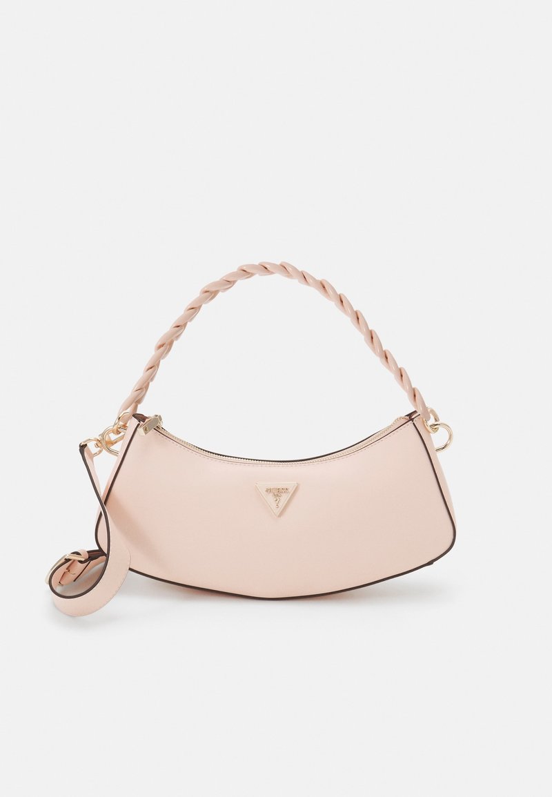 Lyserød skuldertaske i læder med flettet håndtag, gulddetaljer, trekantet logo og en buet form. Har lukning med lynlås.