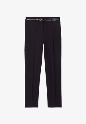 Pantalones negros de corte ajustado con una textura suave, que cuentan con un frente plano, dos bolsillos laterales y un cinturón delgado con una hebilla de metal.